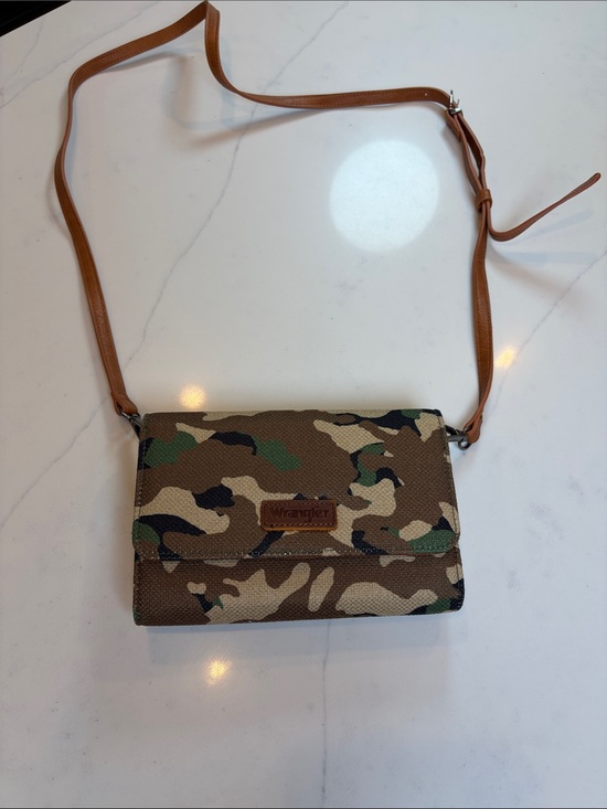 Wrangler Handbags - Wrangler Camo Crossbody with Tan Strap